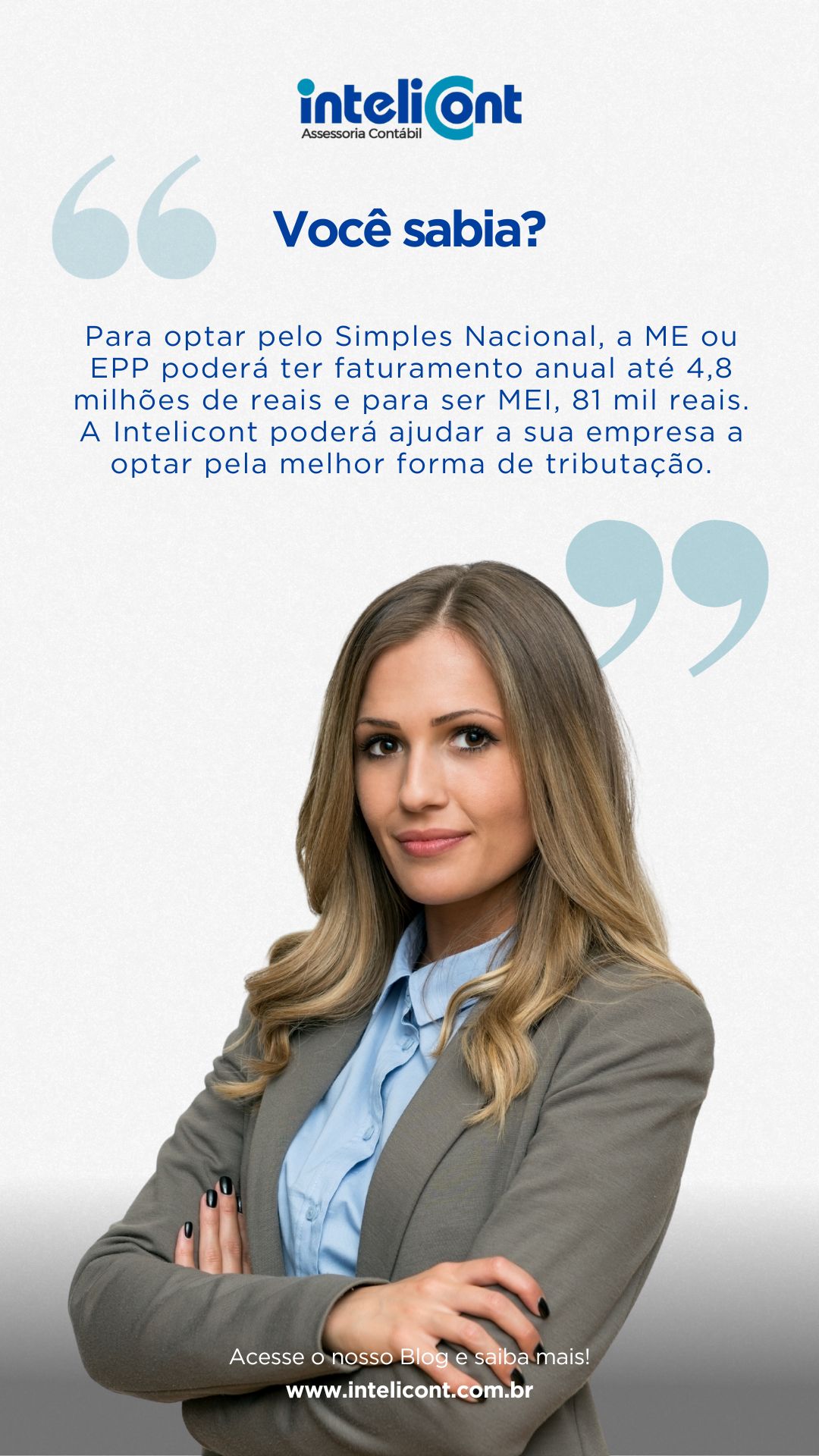 Mulher jovem de cabelos longos loiros, vestindo blazer cinza e camisa azul, de braços cruzados e sorriso leve, sobre fundo claro com o logo da Intelicont e texto explicativo sobre limites de faturamento para Simples Nacional e MEI.