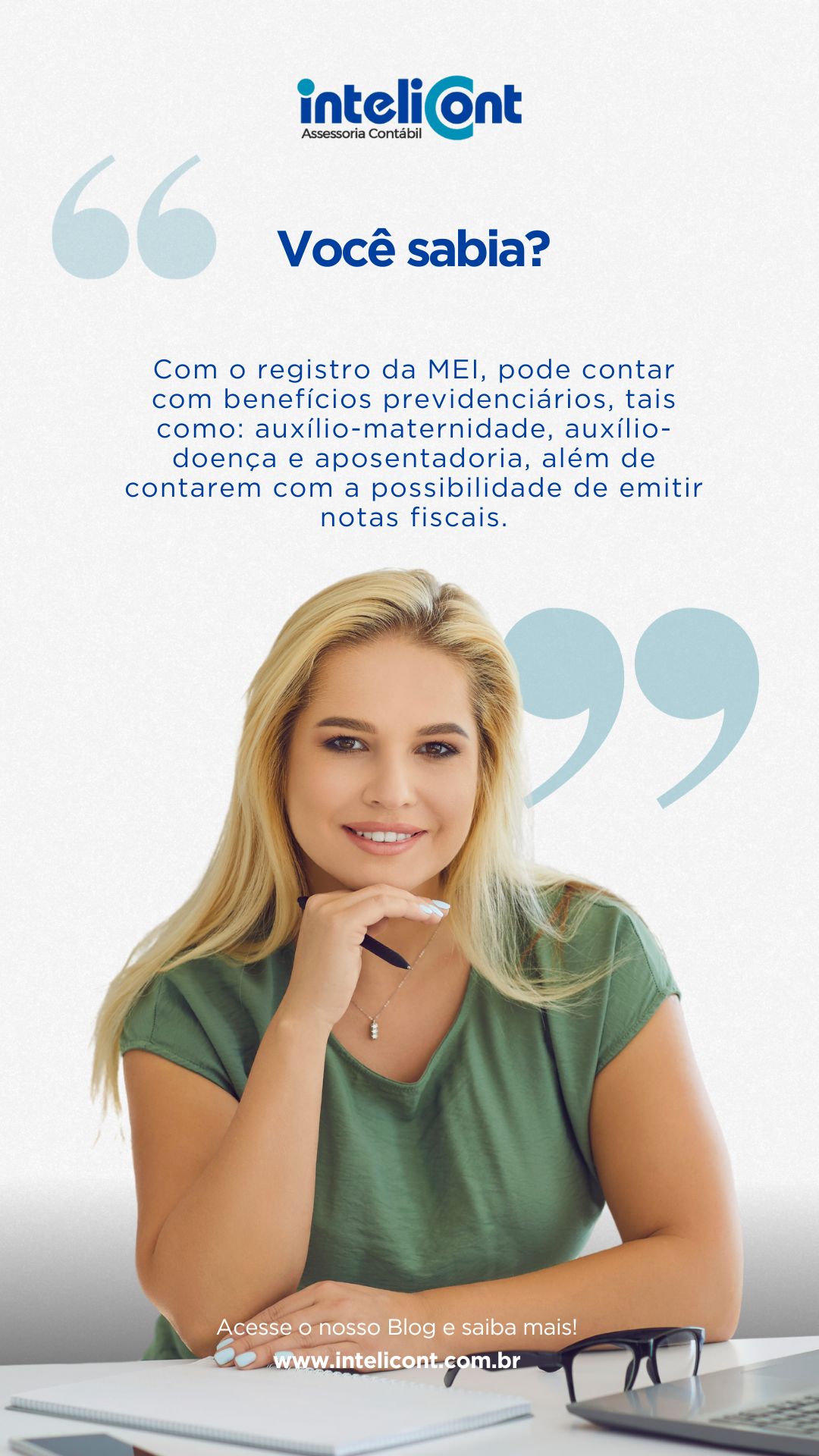 Mulher loira com blusa verde, sentada à mesa de escritório, apoiando o queixo na mão e sorrindo, com laptop e caderno à sua frente; ao topo o logo da Intelicont e texto sobre benefícios previdenciários e emissão de notas fiscais para MEI.