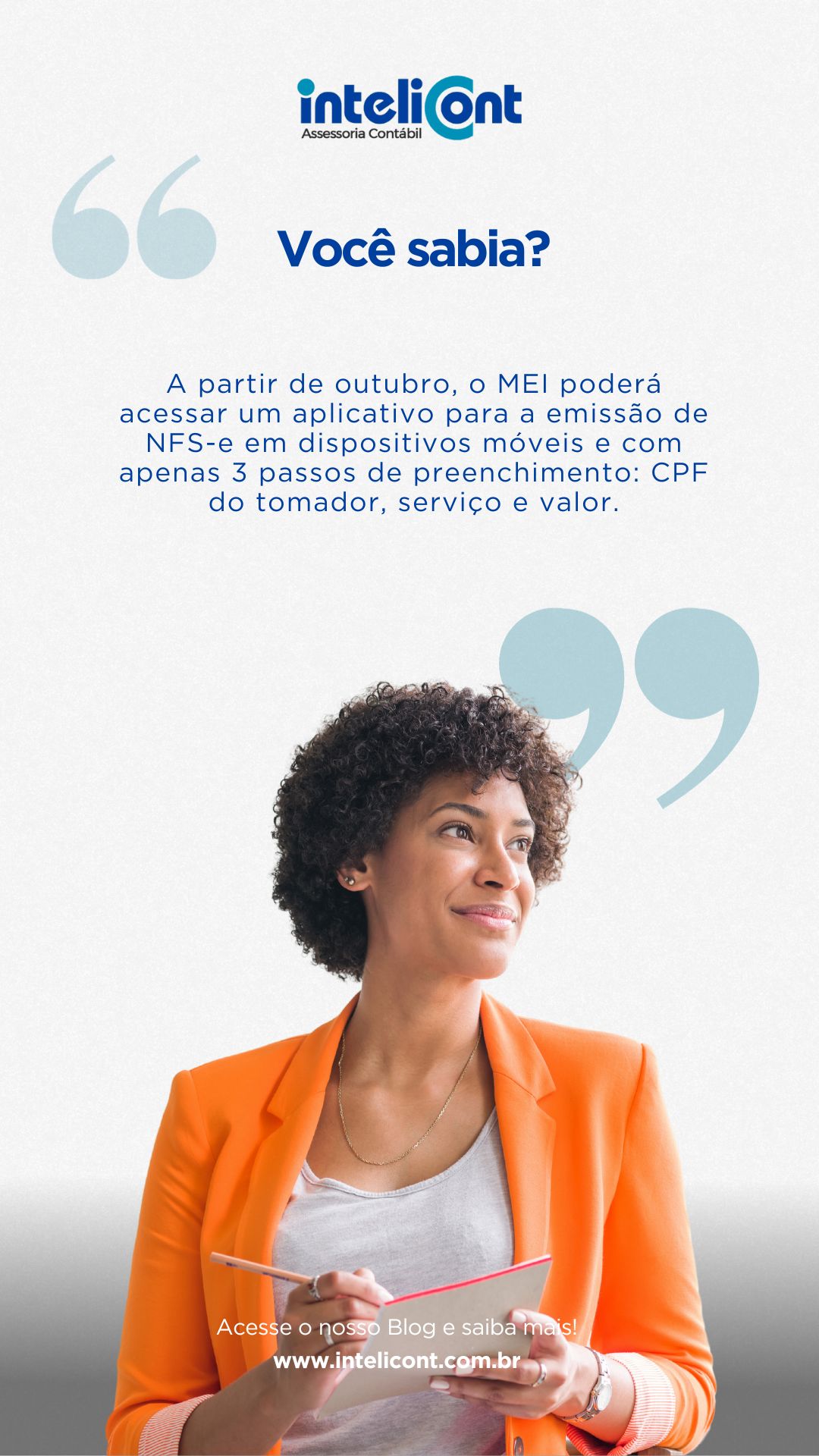 Mulher jovem de cabelo curto e cacheado, vestindo blazer laranja, segurando um caderno e caneta, olhando levemente para o lado com expressão confiante. Ao fundo, logo da Intelicont e texto informativo sobre o novo aplicativo de emissão de NFS-e para MEI em três passos.