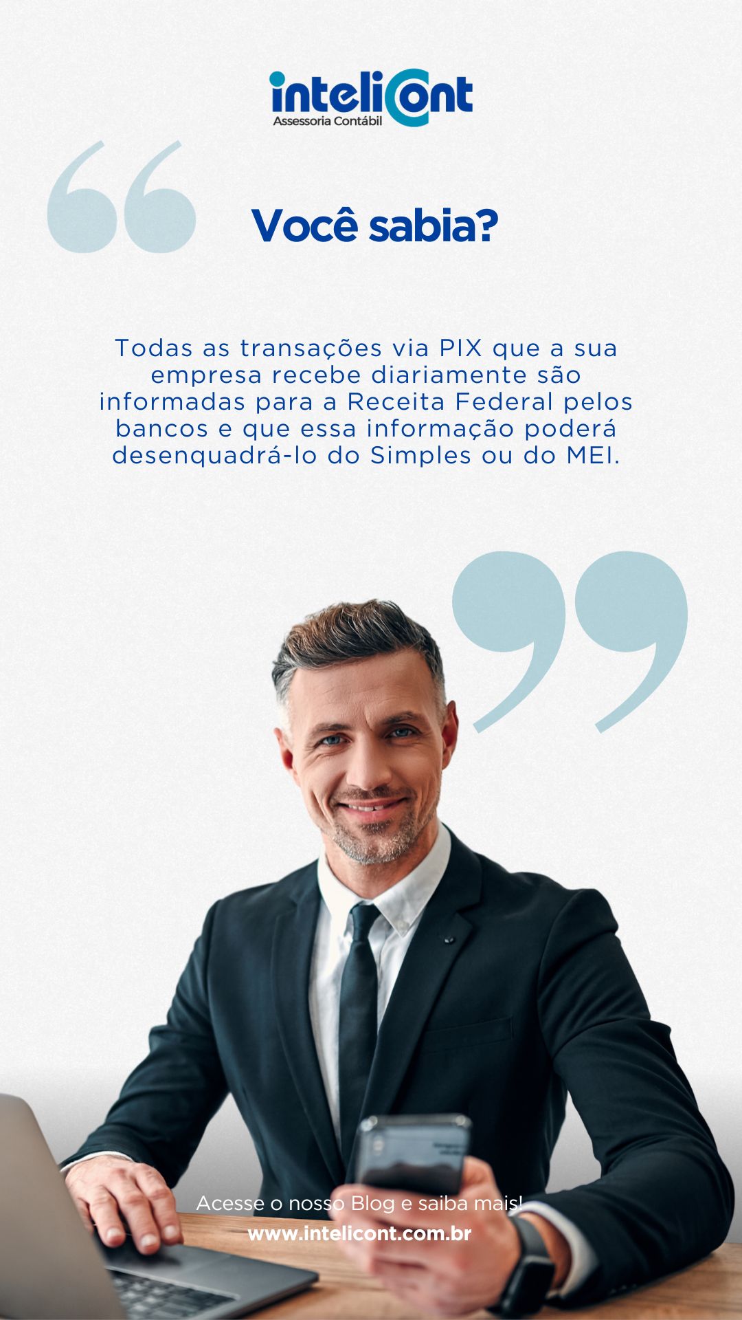 Imagem com fundo branco e detalhes em azul. No topo, logo da Intelicont e o título “Você sabia?”. Ao lado, texto explica que transações via PIX são comunicadas à Receita Federal e podem desenquadrar a empresa do Simples ou MEI. Abaixo, foto de um homem de terno escuro, sorrindo, sentado à mesa com um laptop e segurando um smartphone.