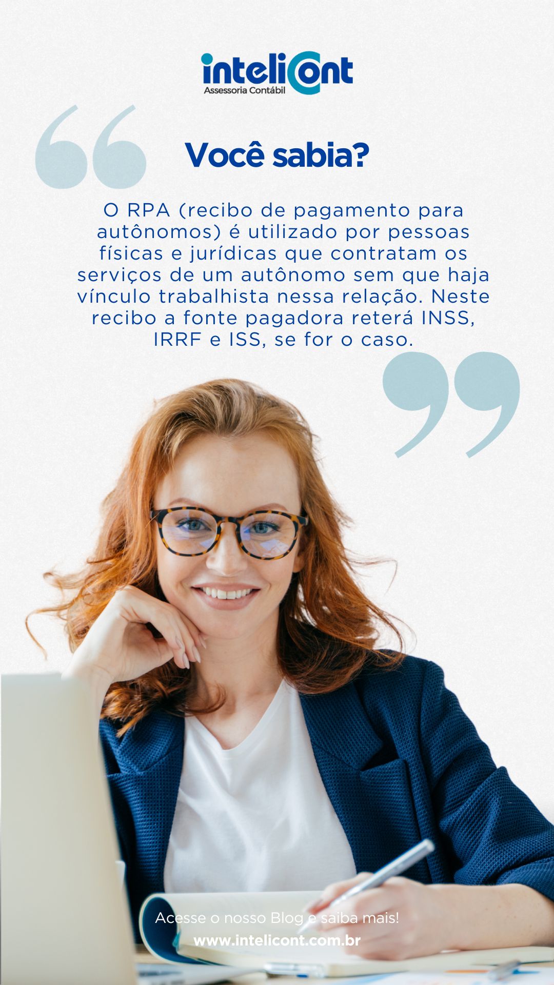 Mulher de cabelo ruivo ondulado, usando óculos e blazer azul, sentada em frente a um laptop com uma caneta na mão, sorrindo levemente; sobre fundo claro, texto sobre o uso de RPA para autônomos e retenções de impostos, com o logo da Intelicont no topo.