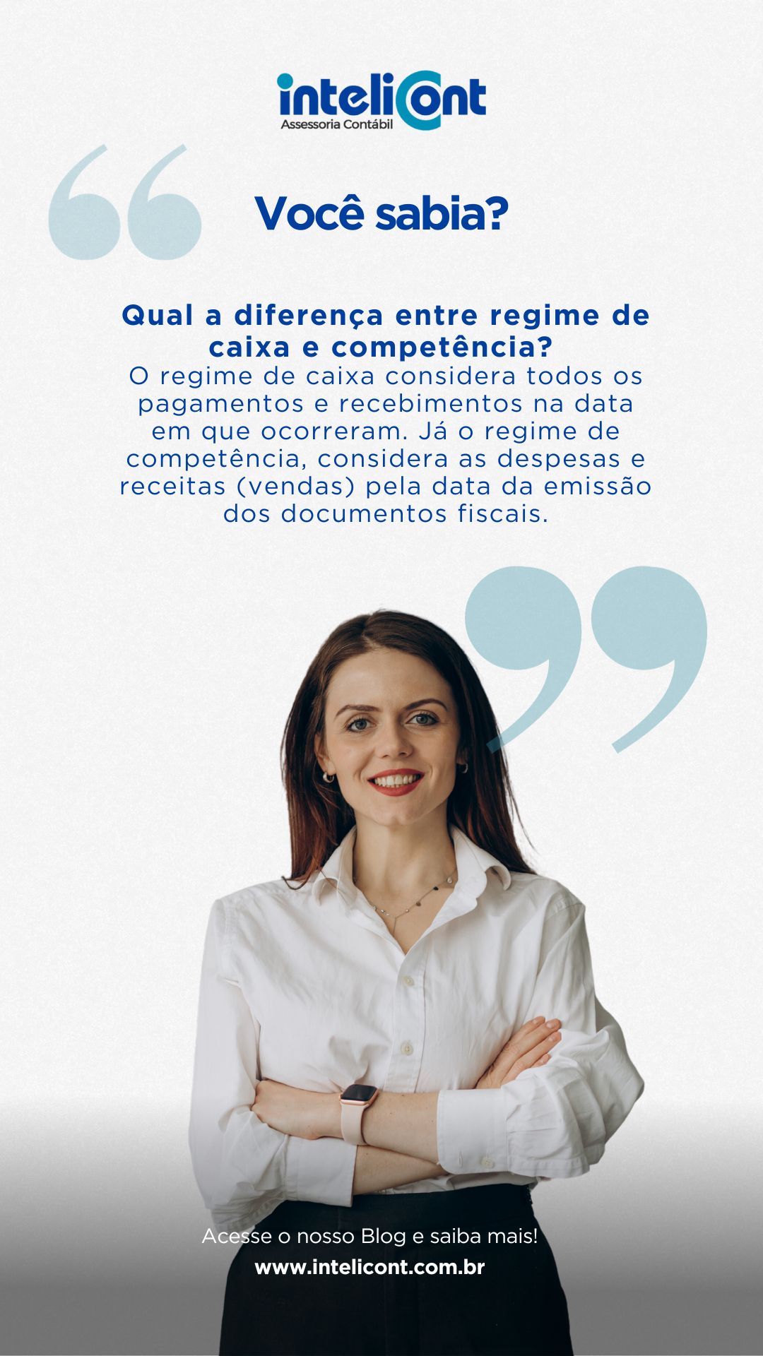 Imagem com fundo claro, contendo uma mulher sorridente de braços cruzados, vestindo camisa branca. Acima dela, há a pergunta “Você sabia?” seguida de uma explicação sobre a diferença entre regime de caixa e regime de competência no contexto contábil.