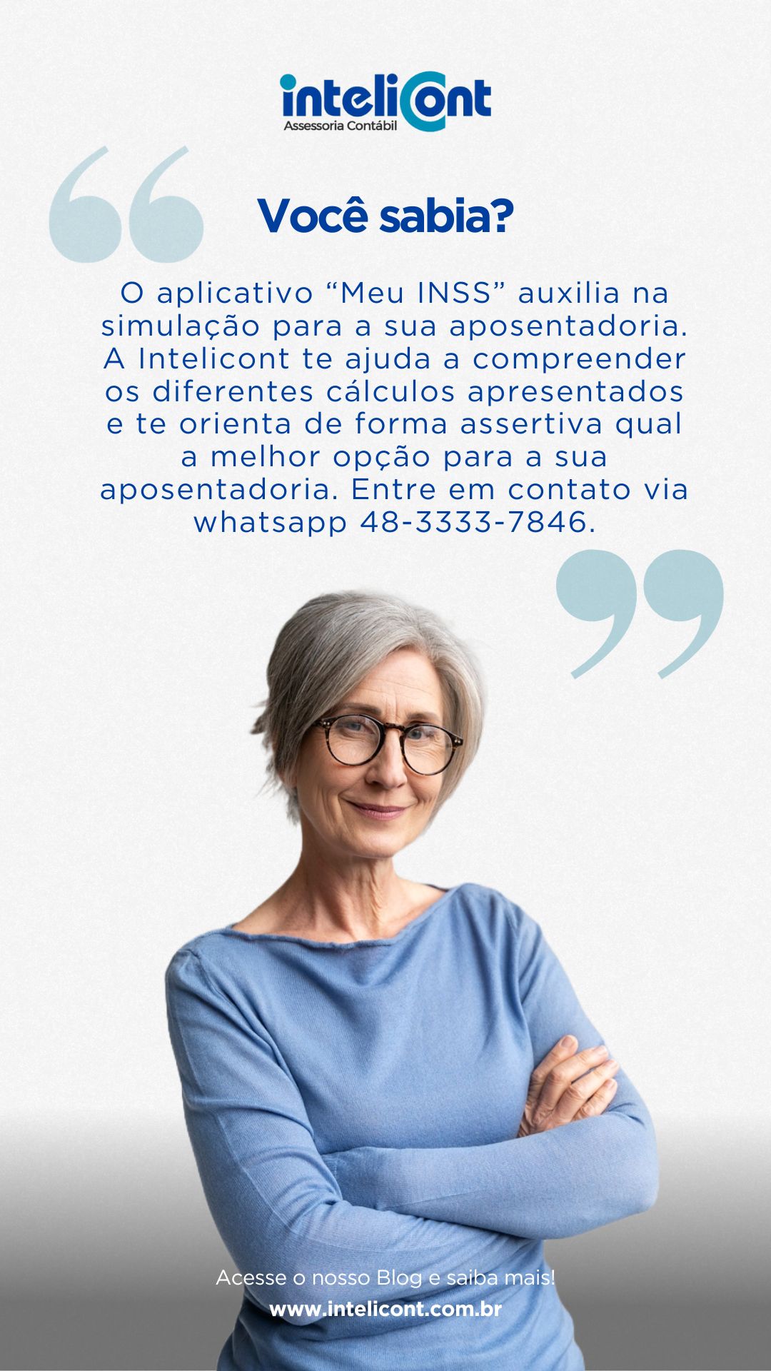 Mulher idosa de cabelos grisalhos, usando óculos e blusa azul, sorri levemente com os braços cruzados. Ao lado dela, há um texto explicativo sobre o uso do aplicativo “Meu INSS” e como a empresa Intelicont pode auxiliar no planejamento da aposentadoria.
