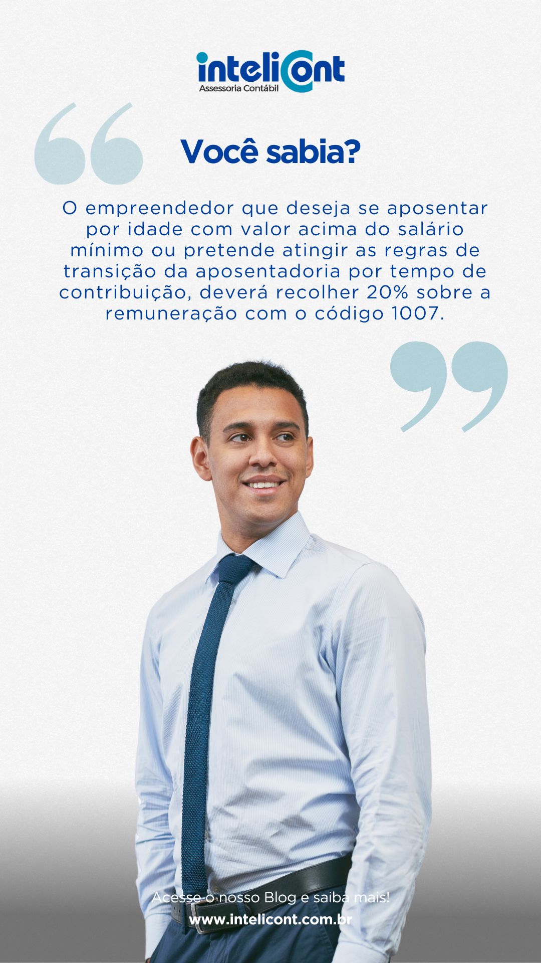 Homem jovem com camisa e gravata azul, sorrindo, em fundo claro. O texto orienta empreendedores sobre a contribuição de 20% para aposentadoria mais elevada ou por tempo de contribuição.