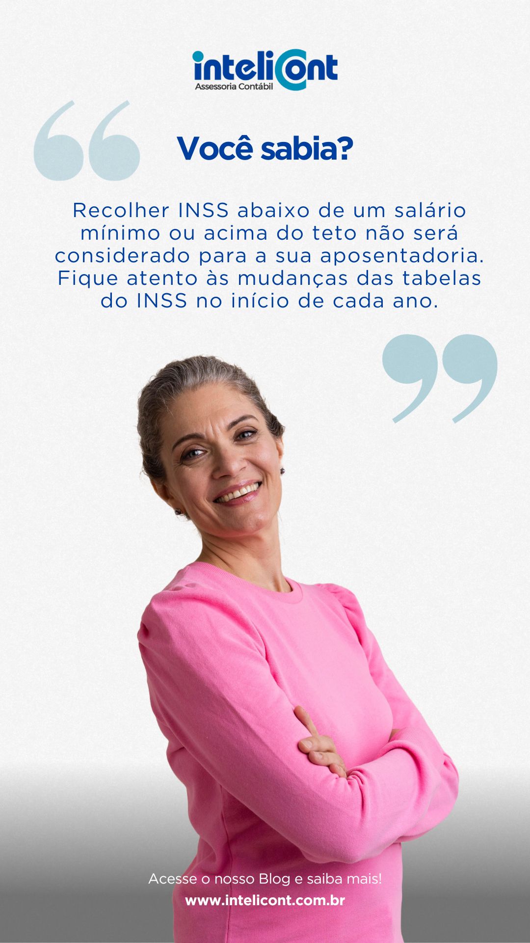 Imagem com fundo claro. No topo, o logo da InteliCont e o título “Você sabia?”. Abaixo, o texto alerta sobre a importância de recolher o INSS dentro dos limites mínimos e máximos para fins de aposentadoria. Na parte inferior, aparece uma pessoa sorridente vestindo suéter rosa e, no rodapé, a chamada para acessar o blog da InteliCont com o site indicado