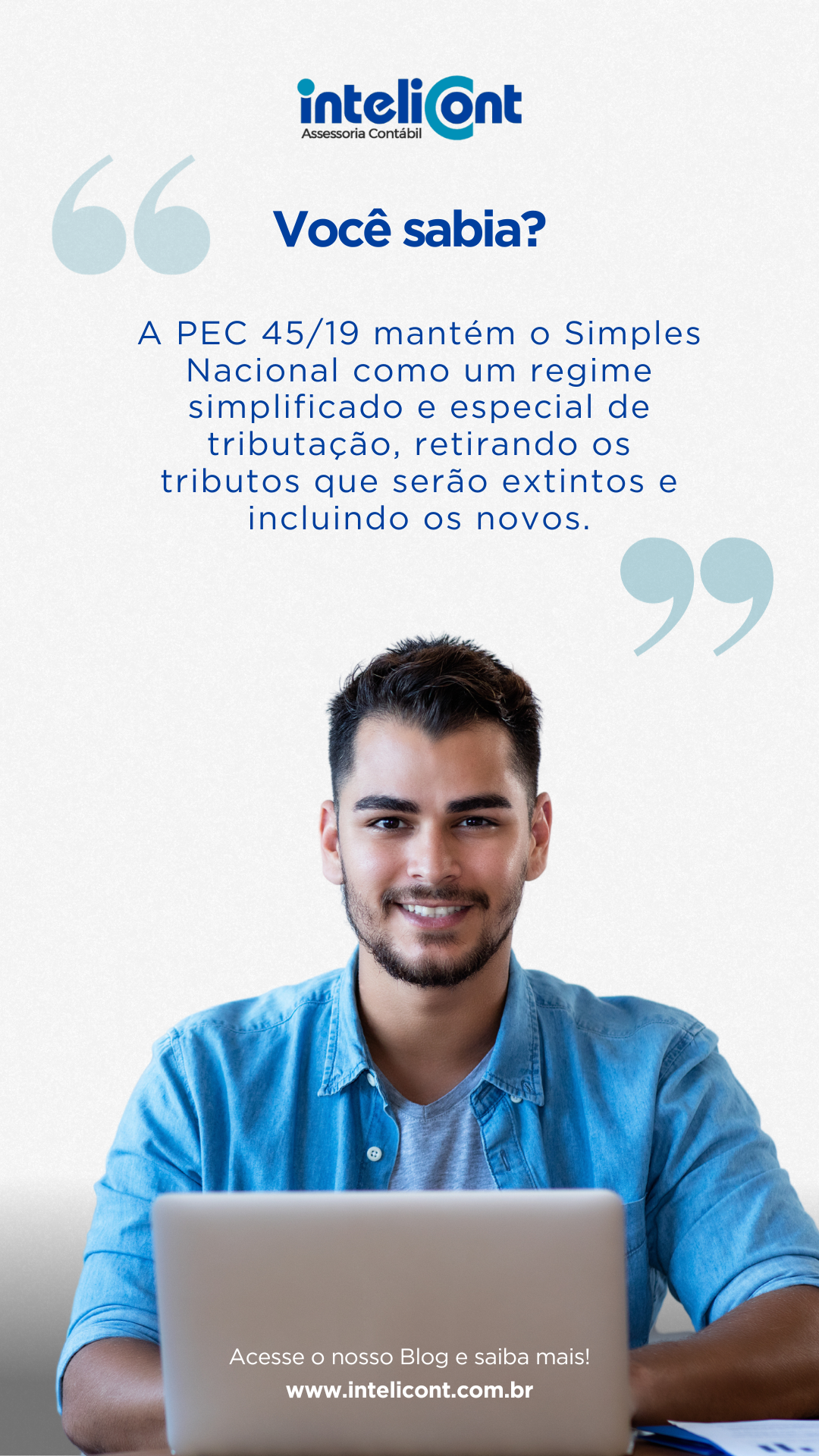 Imagem de um homem sorrindo, sentado em frente a um laptop. Ele está com um fundo claro, vestindo uma camisa azul. No texto, está sendo compartilhada uma informação sobre a PEC 45/19 e o Simples Nacional, explicando que a PEC mantém o regime simplificado, retirando e incluindo novos tributos.