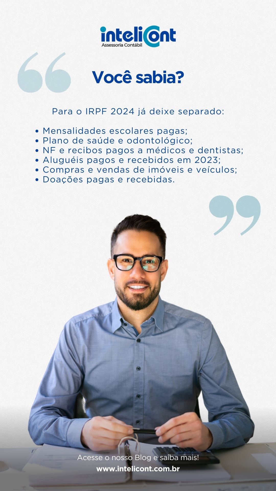 Homem com barba, óculos e camisa azul sorrindo, com texto listando documentos e comprovantes importantes para preparar a declaração do IRPF 2024.