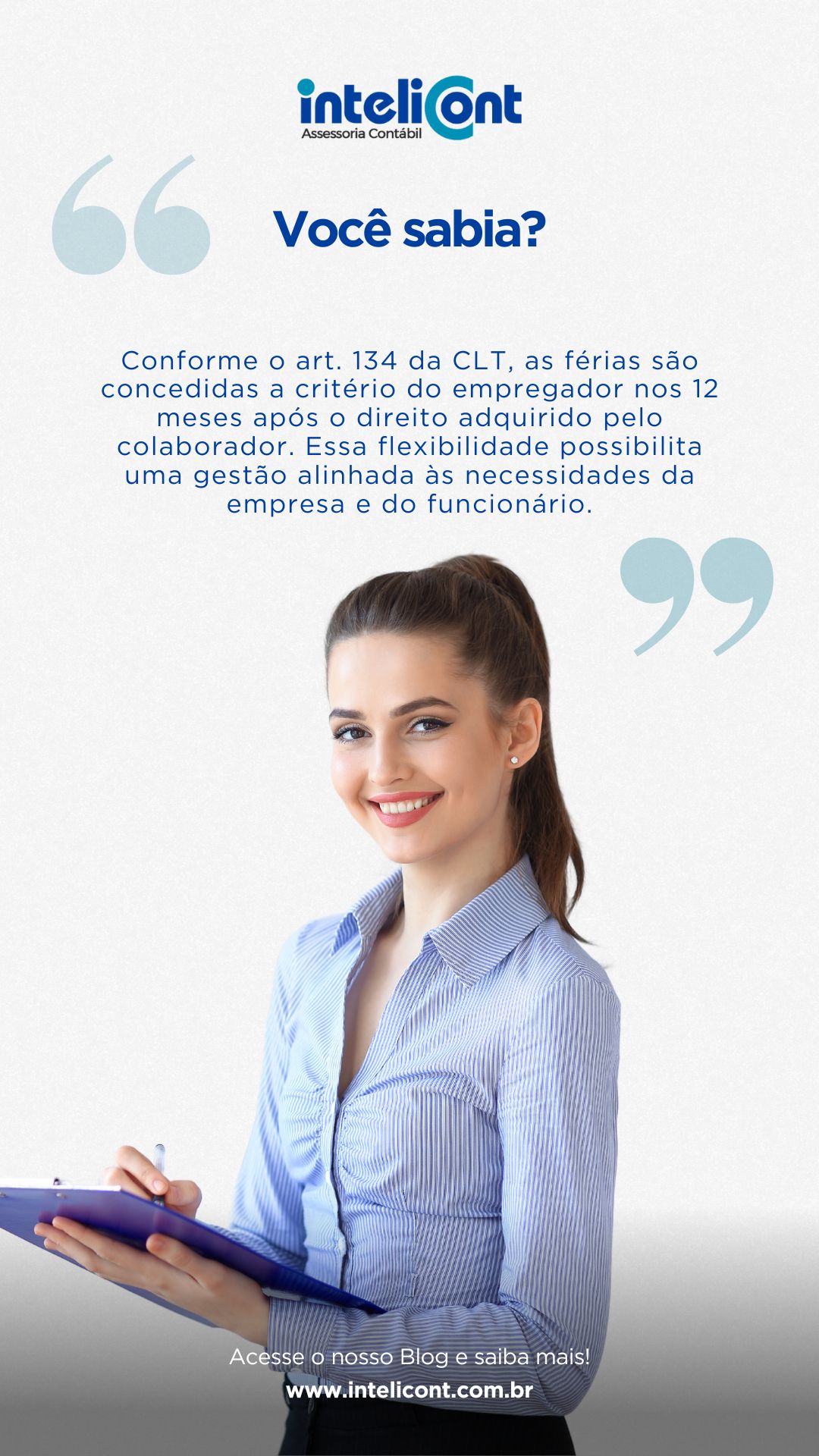 Mulher jovem com cabelo preso e camisa azul clara segura um tablet, sorrindo, ao lado de texto explicando regras sobre concessão de férias segundo a CLT.