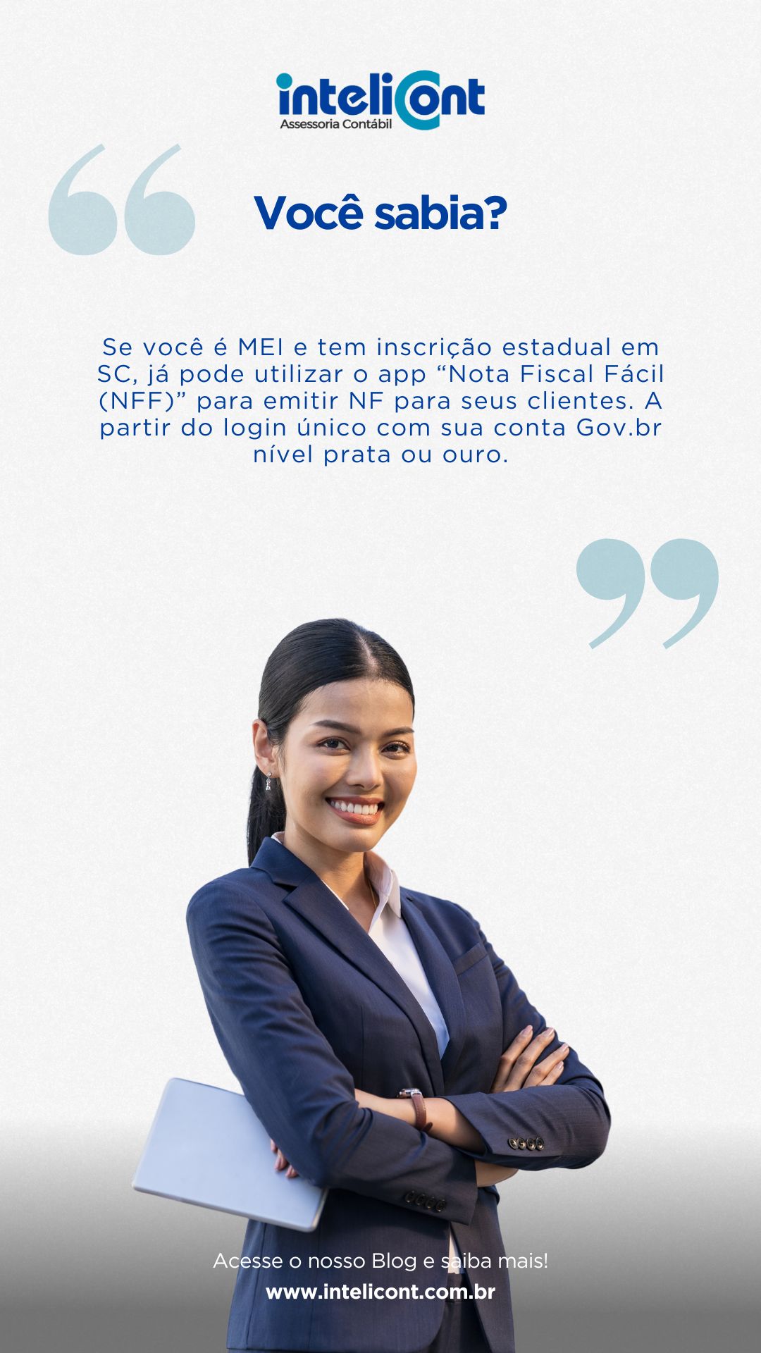 Mulher jovem de terno azul sorrindo e com os braços cruzados, ao lado de texto explicativo sobre uso do app Nota Fiscal Fácil por MEIs com inscrição estadual em SC.