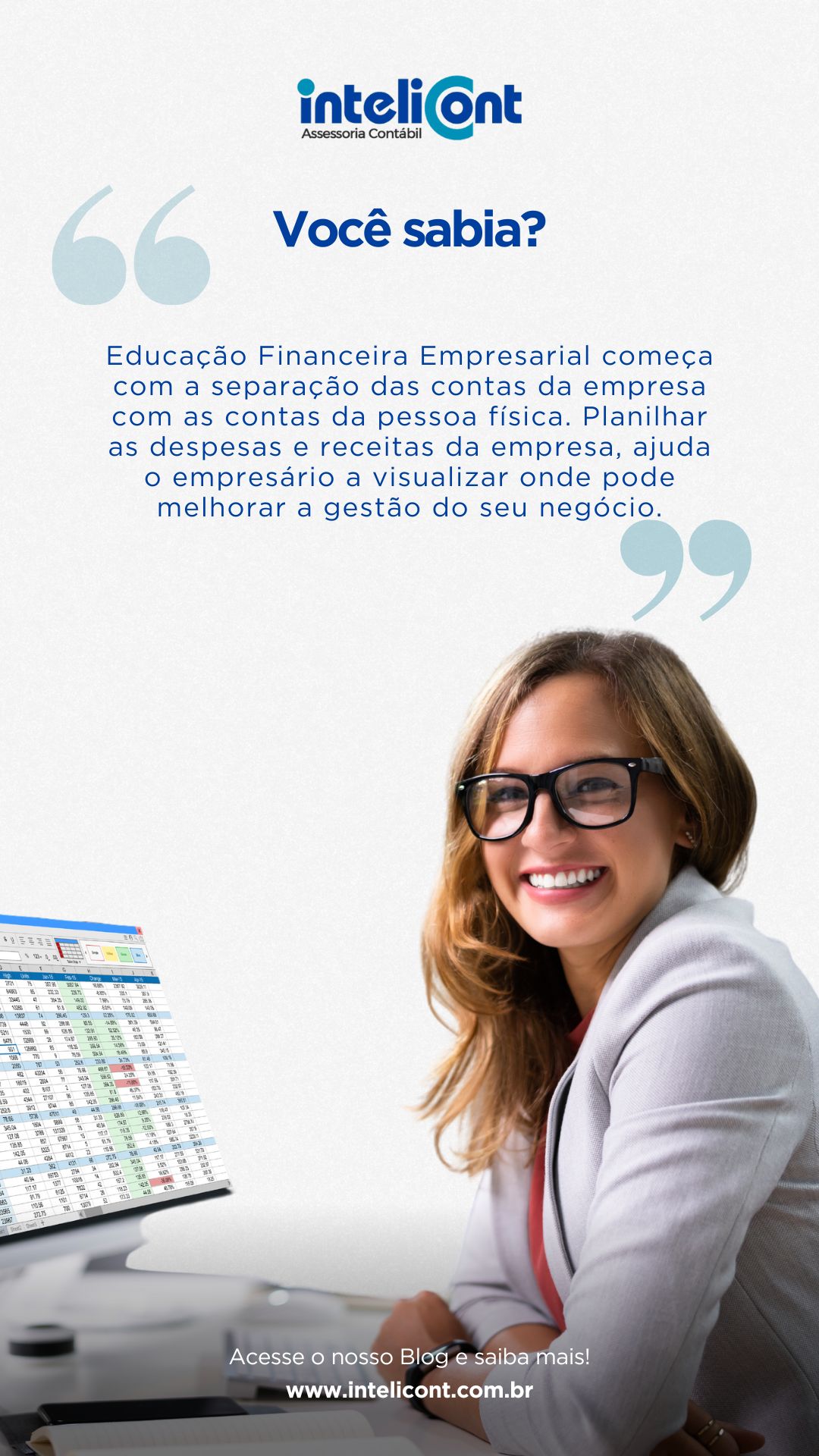 Mulher sorridente de óculos sentada à frente de um computador, com texto explicativo sobre educação financeira empresarial e separação de contas pessoais e empresariais.
