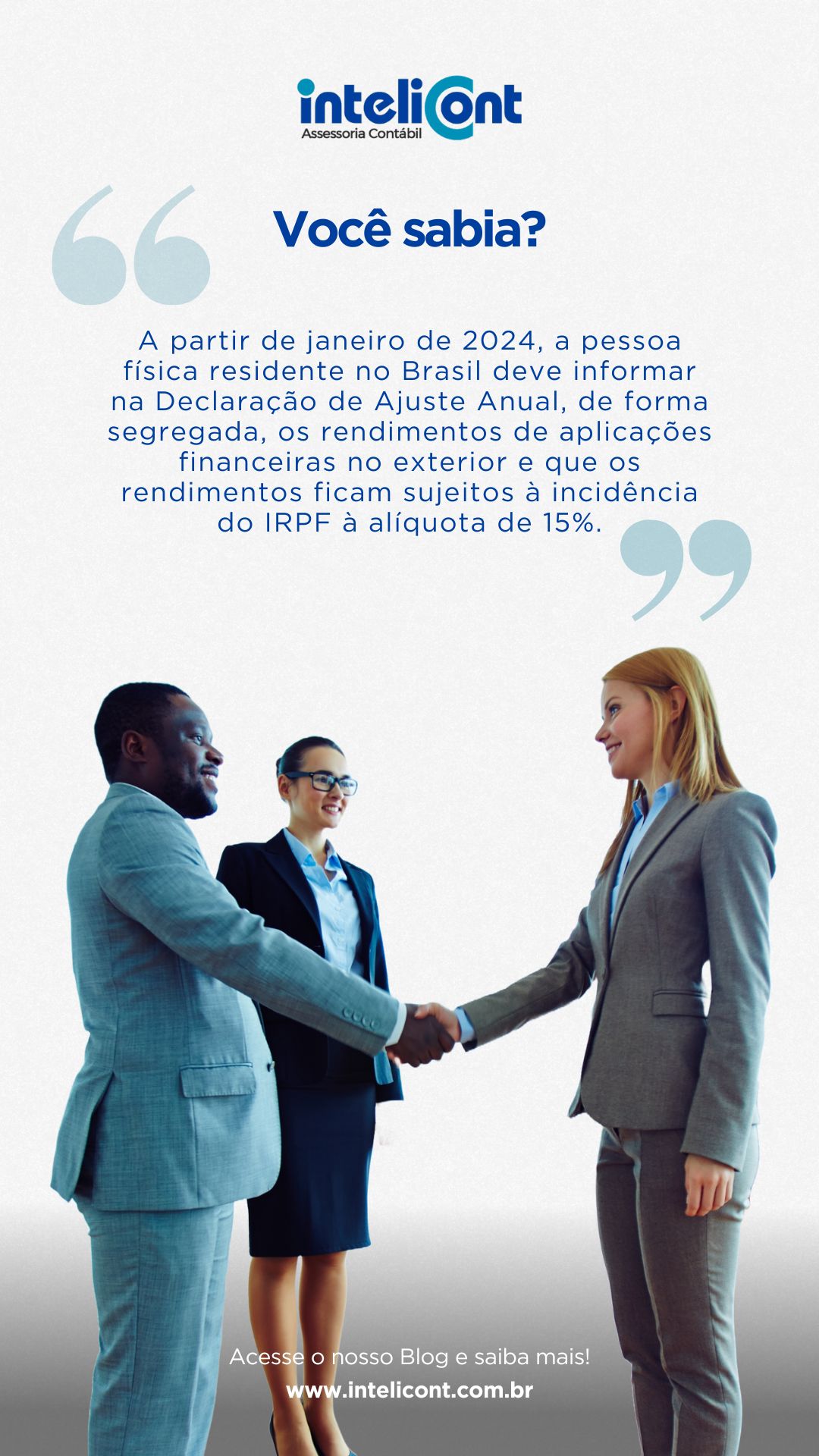 Dois profissionais de negócios, um homem e uma mulher, apertam as mãos enquanto uma terceira pessoa observa, com texto informativo sobre declaração de rendimentos no exterior e imposto de renda.