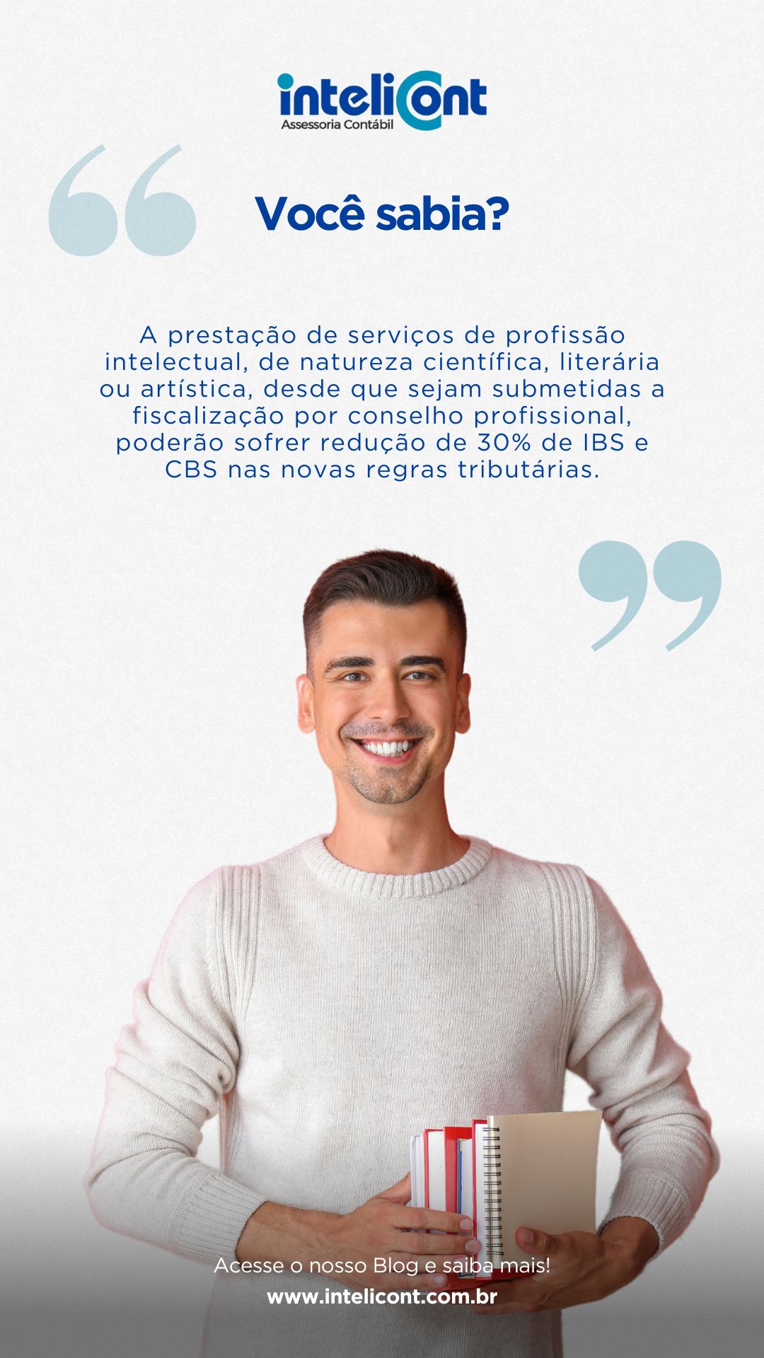 Homem sorridente de camiseta clara segurando cadernos, com texto sobre redução de impostos para serviços intelectuais regulamentados nas novas regras tributárias.