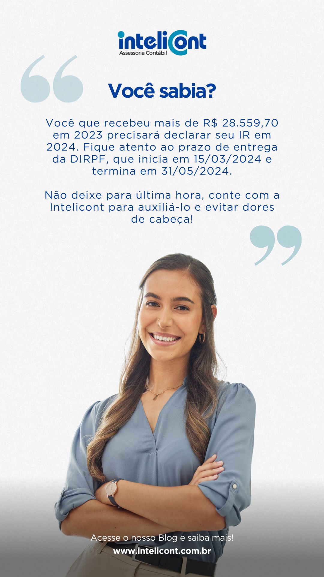Mulher sorridente, com camisa azul e braços cruzados, ao lado de texto que informa a obrigatoriedade de declarar o Imposto de Renda em 2024 para quem recebeu acima de R$ 28.559,70 em 2023.