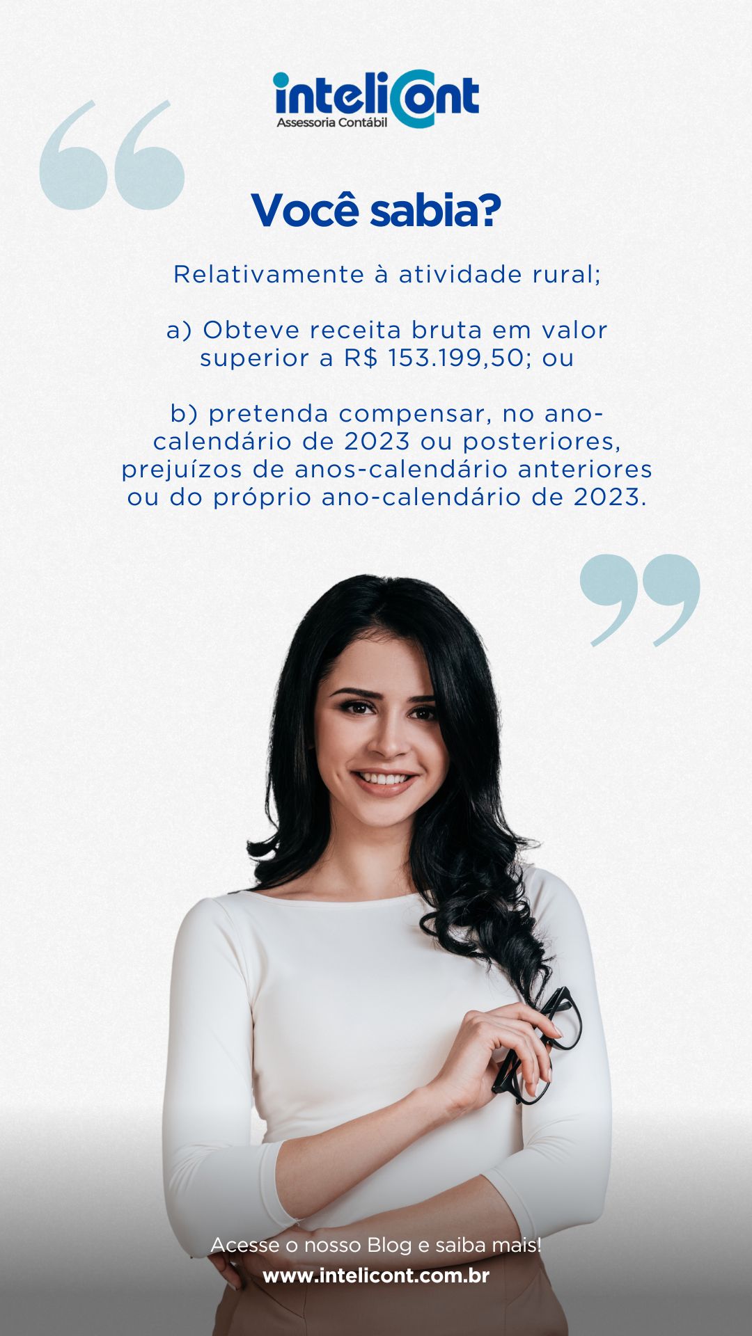Mulher sorridente de cabelos escuros, vestida de branco, ao lado de informações fiscais sobre atividade rural e compensação de prejuízos, com destaque para valores e regras do ano-calendário de 2023.
