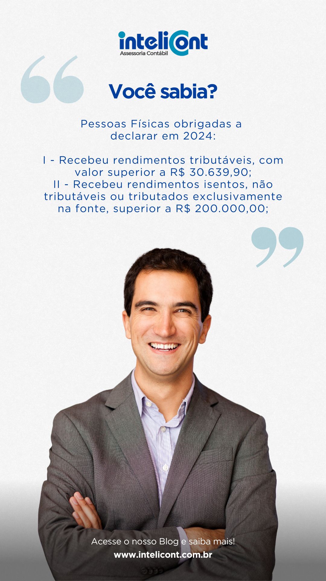 Homem sorridente usando terno cinza claro e camisa azul posando com os braços cruzados, ao lado de texto explicando os critérios de obrigatoriedade para declarar o Imposto de Renda em 2024.