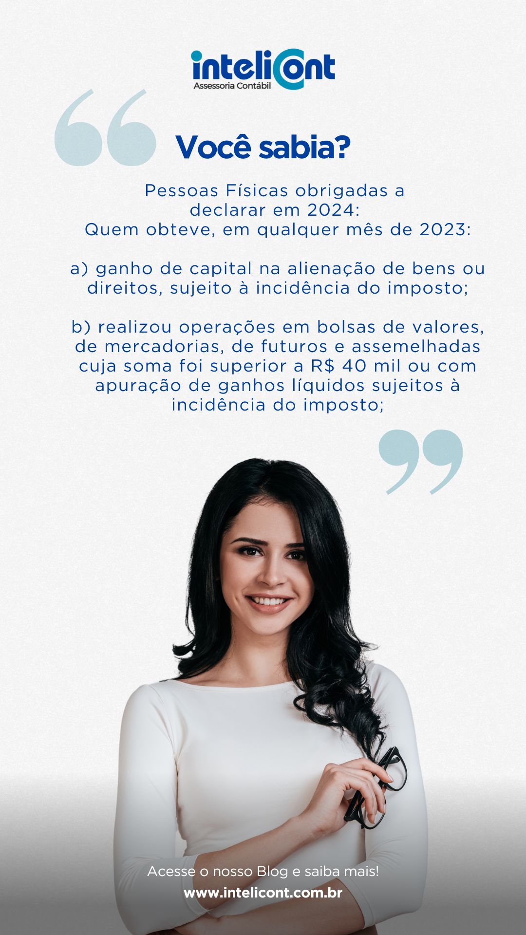 Mulher sorridente com cabelo escuro e blusa branca, acompanhada de informações sobre obrigatoriedade de declaração do imposto de renda em 2024 para pessoas físicas com ganhos de capital ou operações em bolsas.
