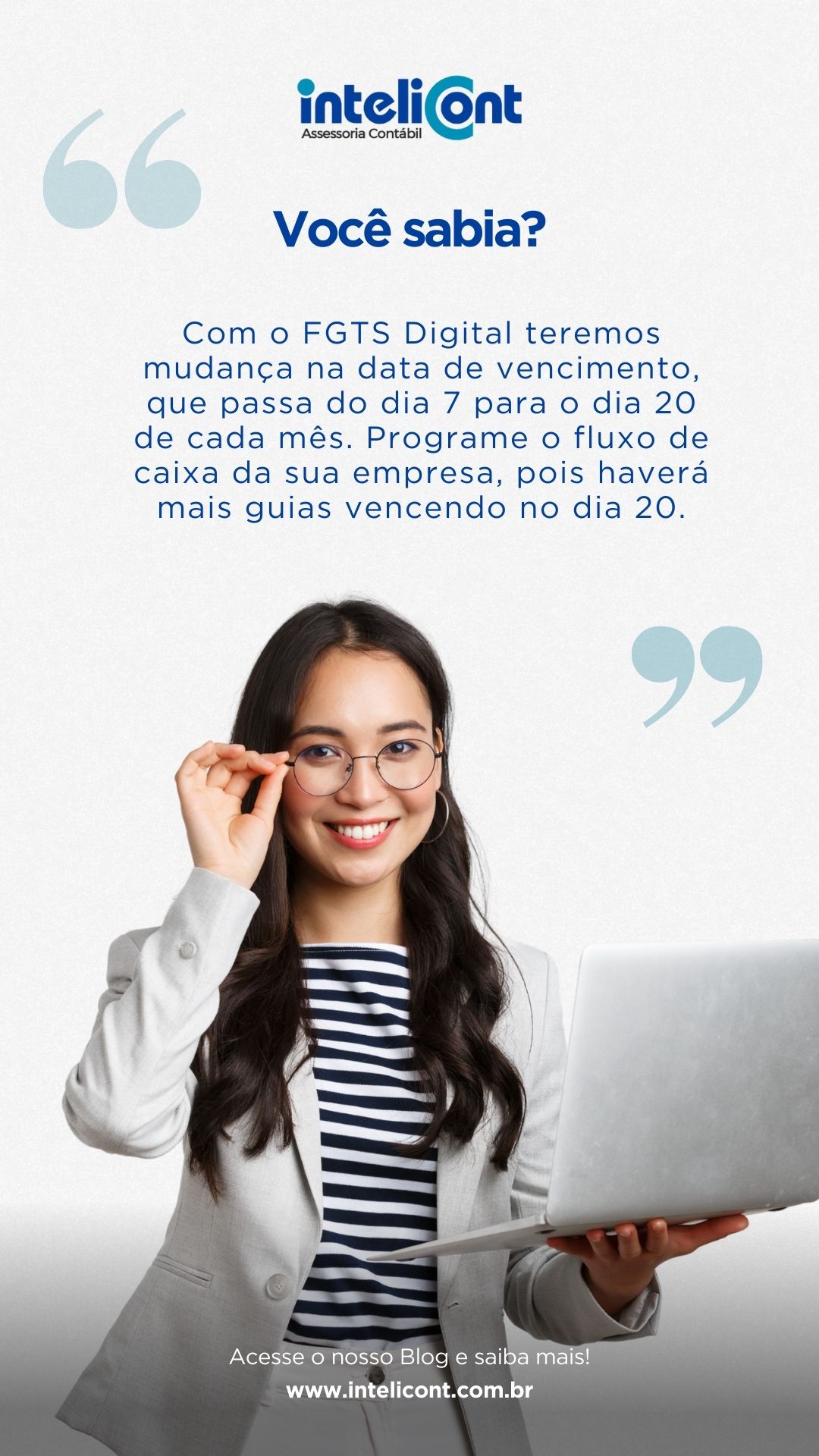 Mulher sorridente de óculos segurando um notebook com uma das mãos e arrumando os óculos com a outra. Ao lado, texto informativo sobre a nova data de vencimento do FGTS Digital. Logotipo da Intelicont aparece no topo.