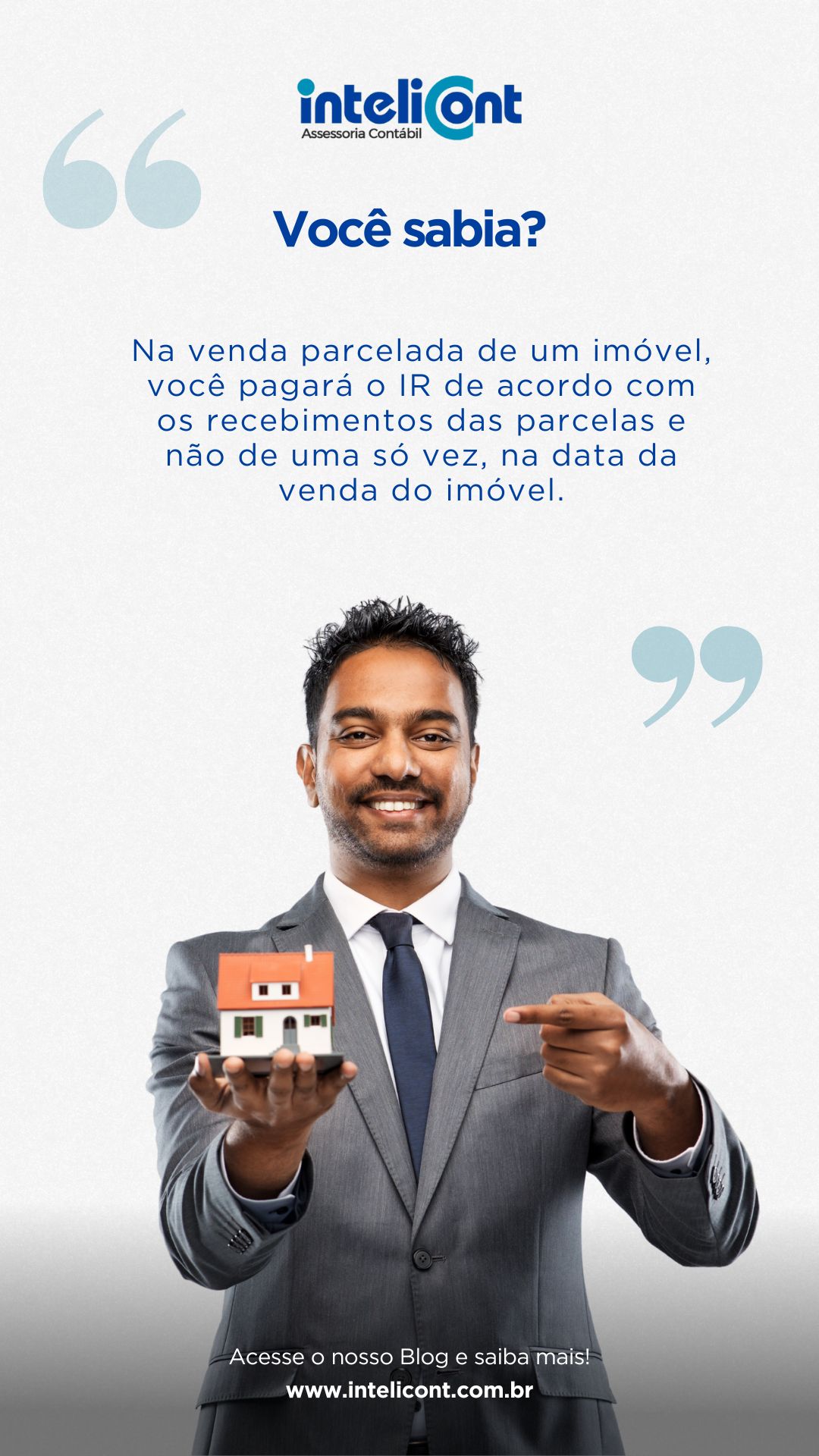 Homem sorridente de terno segurando uma miniatura de casa, com um texto informativo sobre o pagamento do Imposto de Renda em vendas parceladas de imóveis, sob fundo claro com identidade visual da Intelicont.