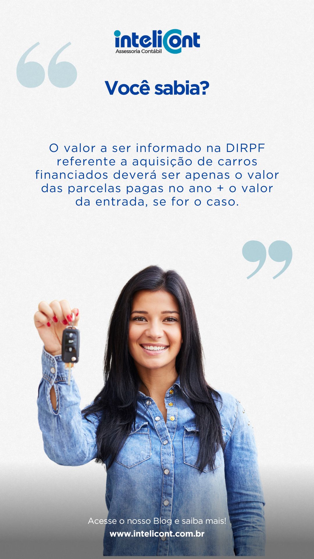 Mulher sorridente segurando uma chave de carro ao lado de uma mensagem explicativa sobre declaração de veículos financiados na DIRPF. O fundo é claro e o texto destaca a informação fiscal com o logo da Intelicont na parte superior.