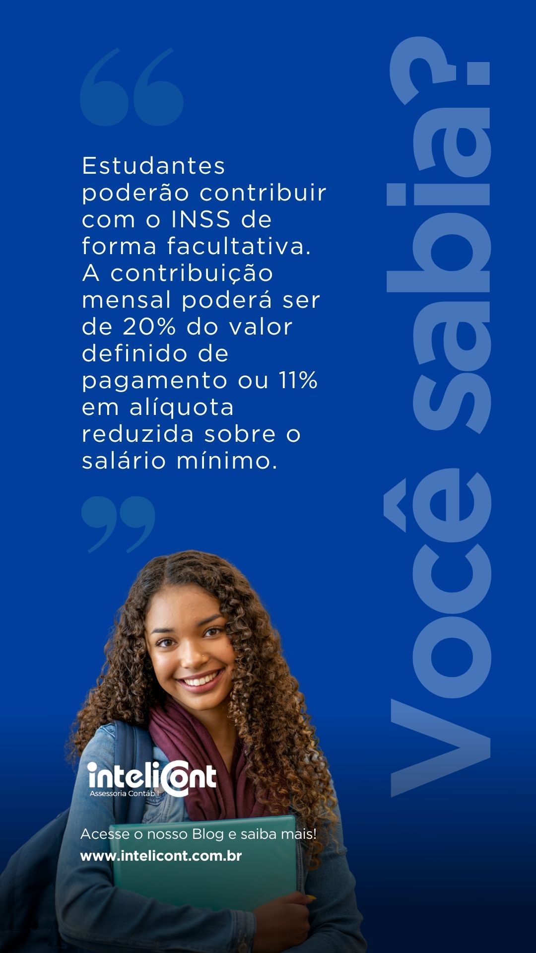 Jovem estudante de pele escura e cabelos cacheados, segurando livros e sorrindo, sobre fundo azul com texto explicativo sobre como estudantes podem contribuir de forma facultativa ao INSS, exibindo opções de alíquota, logo da Intelicont e convite para acessar o blog.