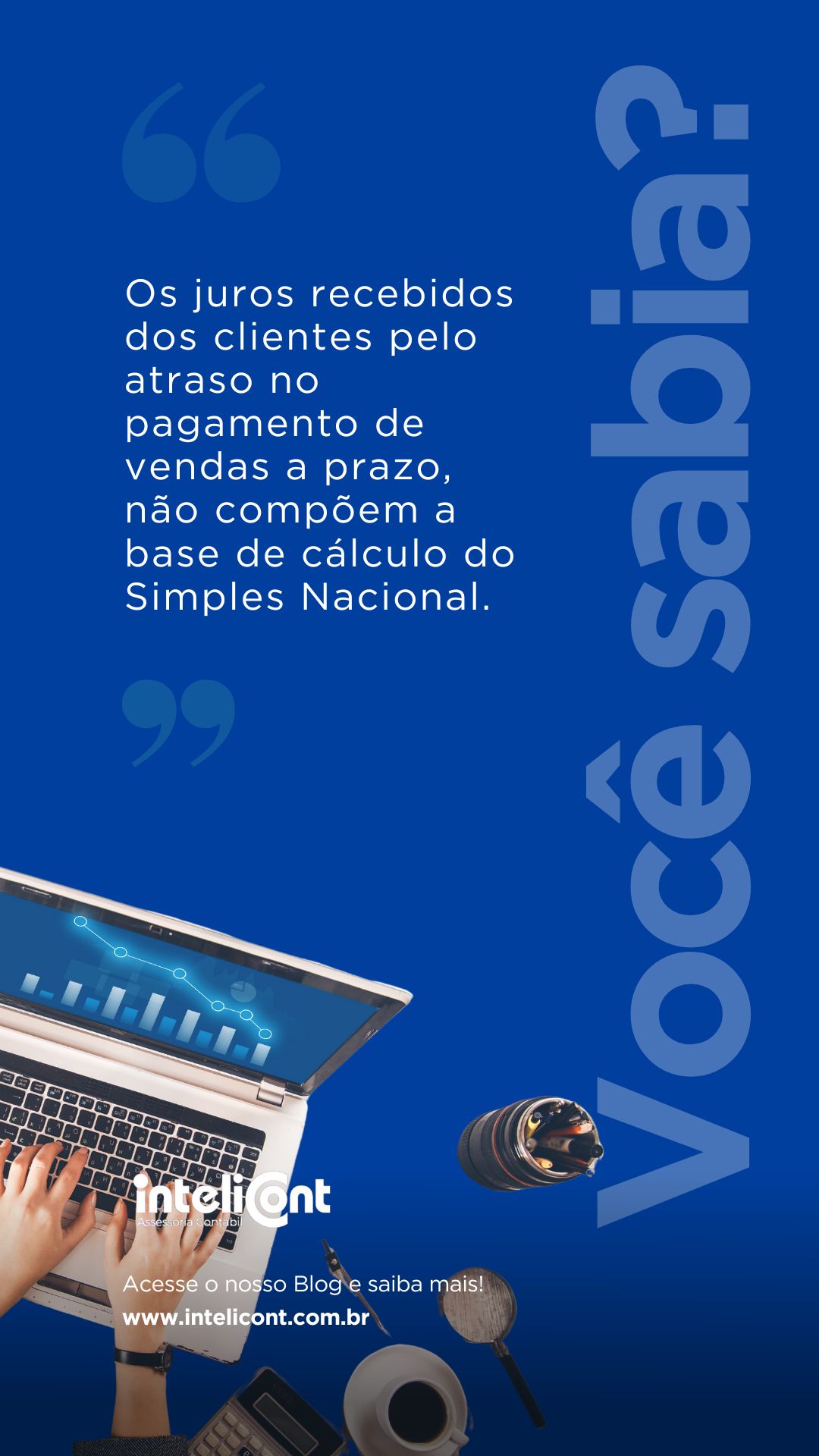 Arte informativa com fundo azul, contendo a frase "Os juros recebidos dos clientes pelo atraso no pagamento de vendas a prazo, não compõem a base de cálculo do Simples Nacional". À direita, a pergunta "Você sabia?" em letras grandes. Na parte inferior, imagem de mãos digitando em um notebook, ao lado de itens de escritório como caneta, relógio e fone de ouvido.