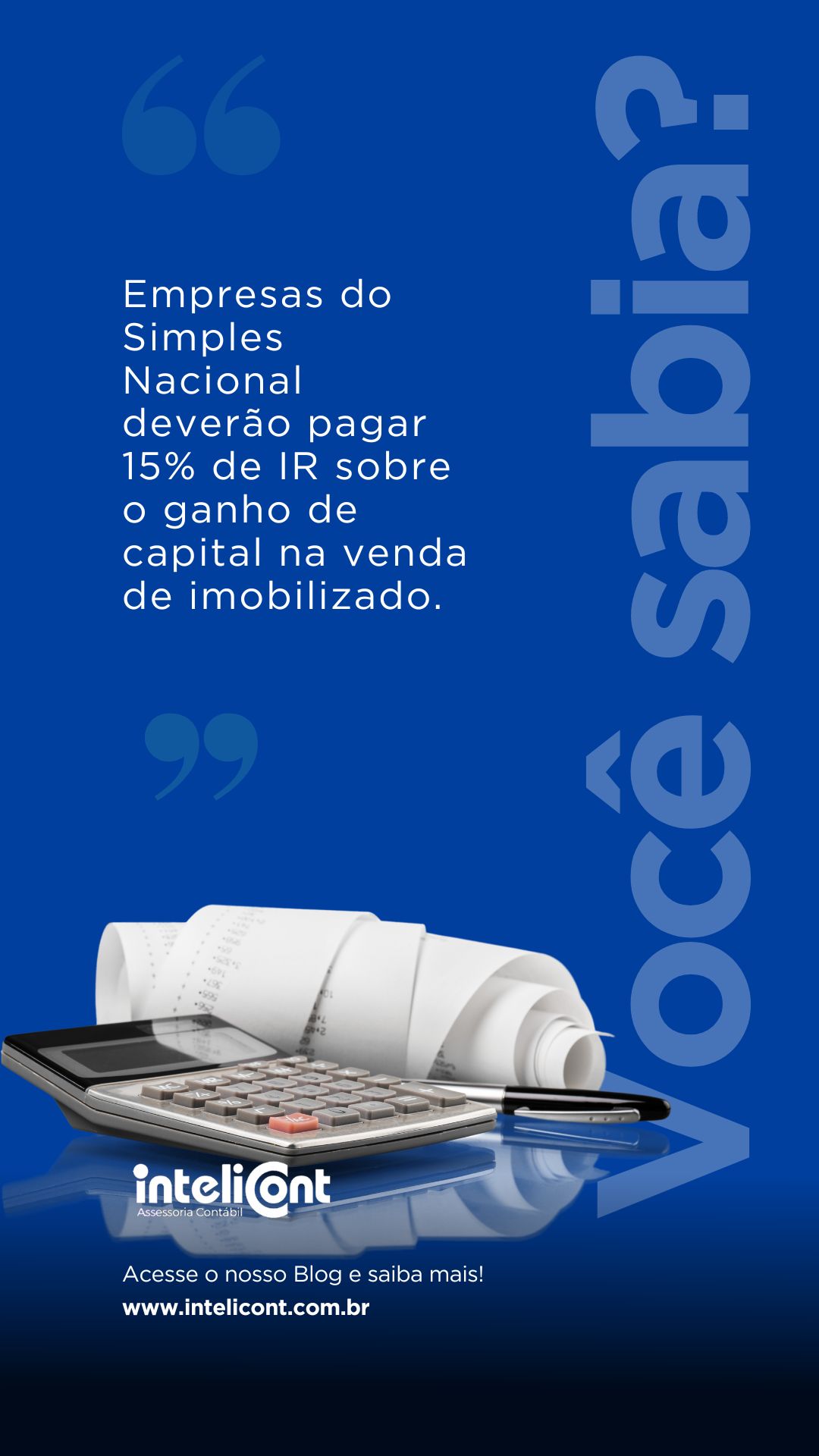 Imagem com fundo azul e a frase “Você sabia?” em destaque vertical no canto direito. Ao centro, o texto informa que empresas do Simples Nacional devem pagar 15% de imposto de renda sobre ganho de capital na venda de bens do imobilizado. Na parte inferior, uma calculadora e bobinas de papel fiscal reforçam o tema tributário.
