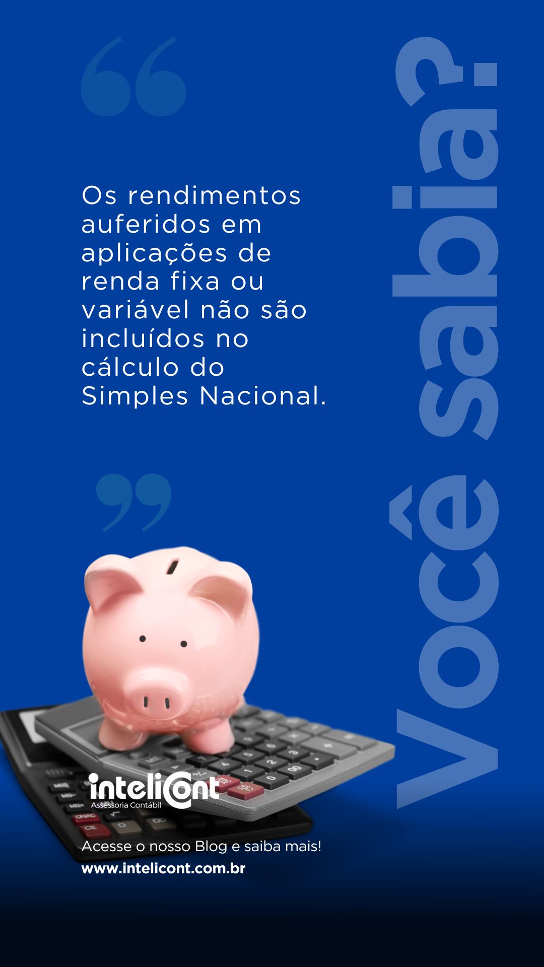 Imagem com fundo azul escuro e texto informativo sobre a não inclusão de rendimentos de aplicações financeiras no cálculo do Simples Nacional. Abaixo do texto, há um cofrinho rosa em cima de uma calculadora, simbolizando economia e finanças.