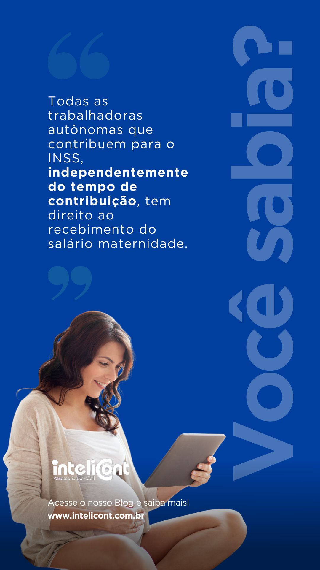 Imagem com fundo azul escuro contendo uma mulher sentada e sorridente usando um tablet. Ao lado, um texto explicativo informa que trabalhadoras autônomas têm direito ao salário maternidade mesmo sem tempo mínimo de contribuição ao INSS.