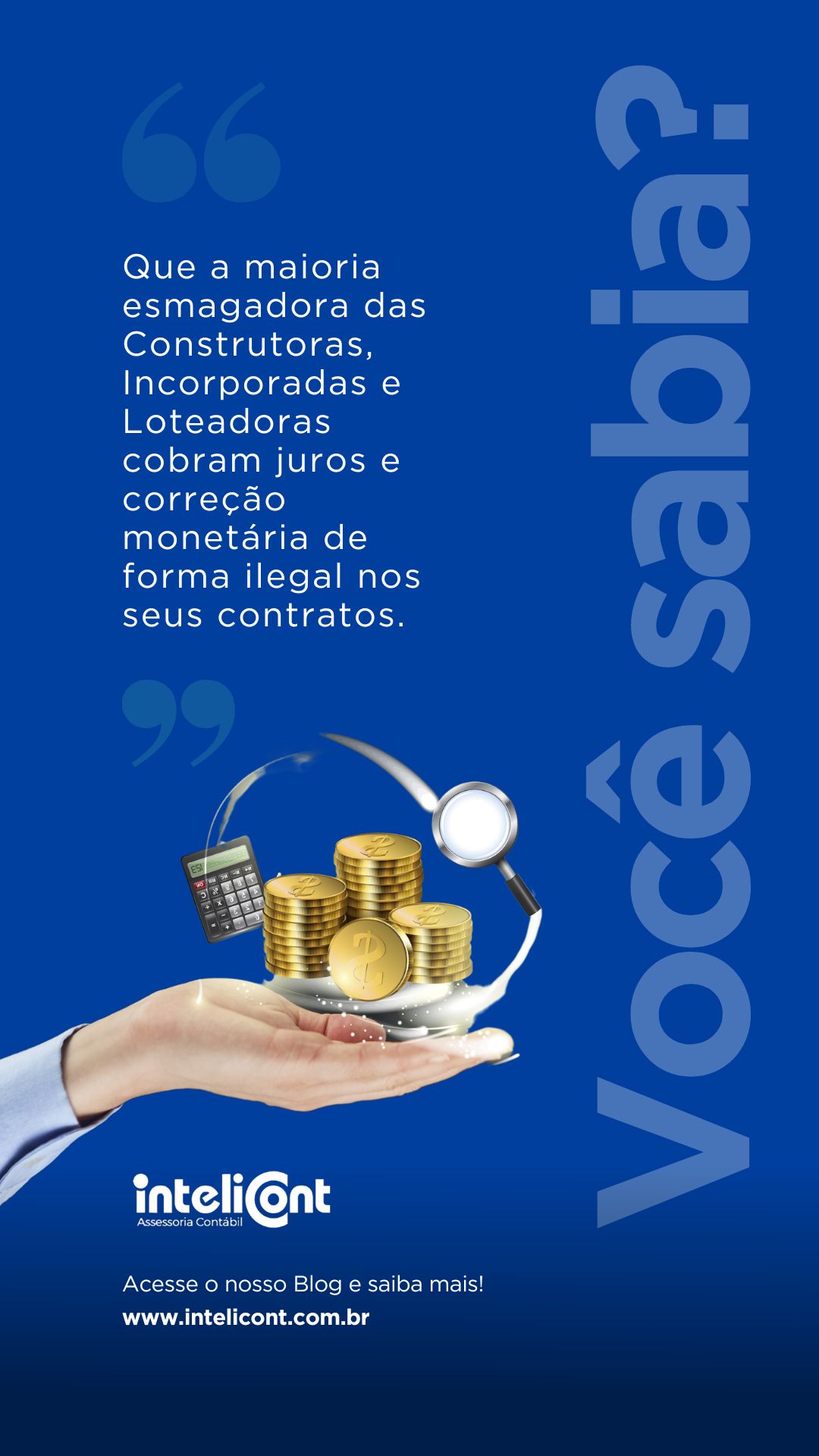 Imagem com fundo azul e o título "Você sabia?" em destaque vertical. Texto central informa que a maioria das construtoras, incorporadoras e loteadoras cobra juros e correção monetária de forma ilegal. Na parte inferior, uma mão segura uma balança com moedas empilhadas, uma lupa e uma calculadora. Abaixo, aparece a marca Intelicont e o link do site.