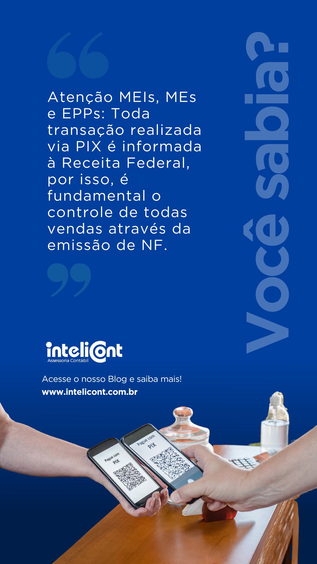 Imagem mostra duas mãos realizando pagamento via QR Code PIX com celular, sobre um fundo azul com o texto informando que transações PIX são comunicadas à Receita Federal, destacando a importância da emissão de notas fiscais.