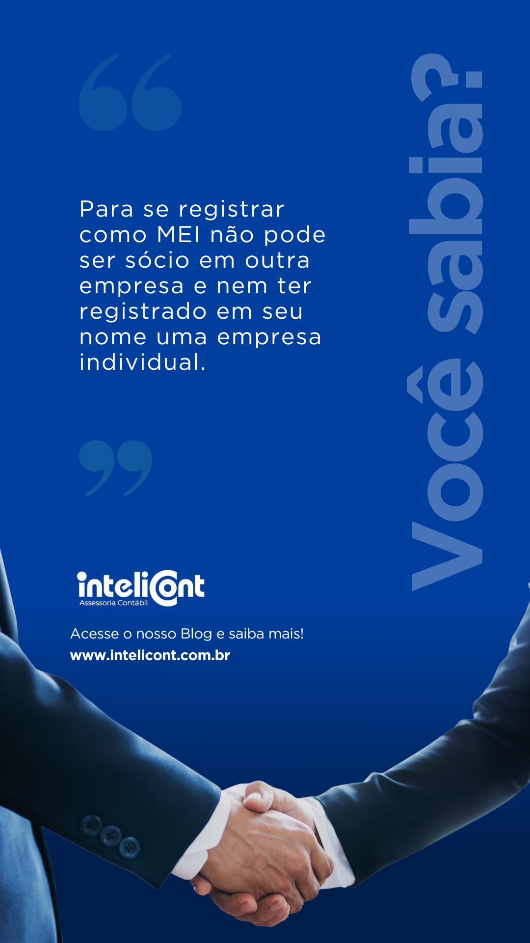 Imagem com fundo azul. Dois homens de terno apertam as mãos enquanto aparece um bloco de texto informativo sobre as regras para se registrar como Microempreendedor Individual (MEI). O logo da InteliCont está na parte inferior, com o site indicado para mais informações.
