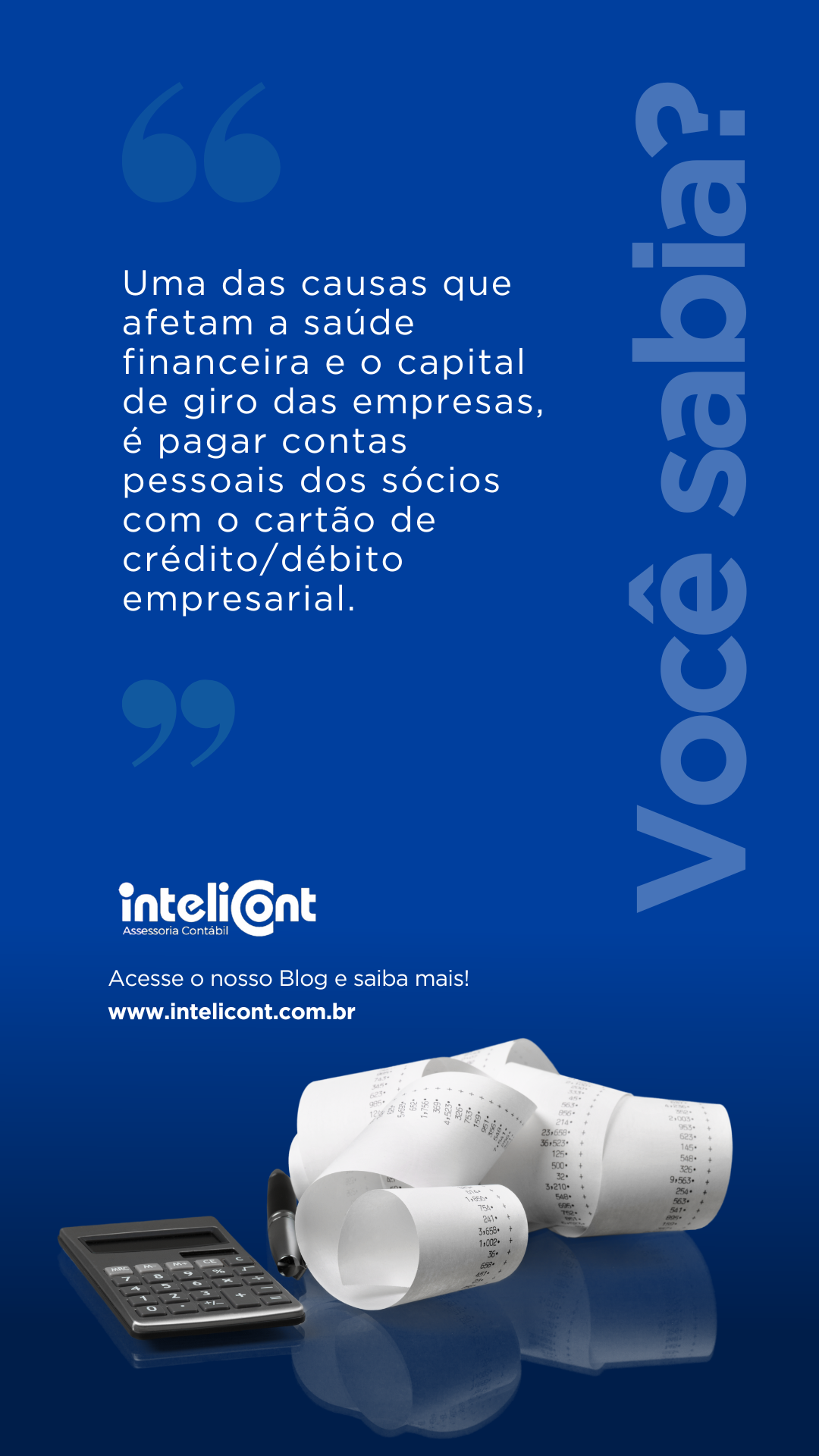 Imagem com fundo azul escuro, exibindo uma calculadora e bobinas de recibos, ao lado de texto alertando sobre o risco de usar cartão empresarial para despesas pessoais.