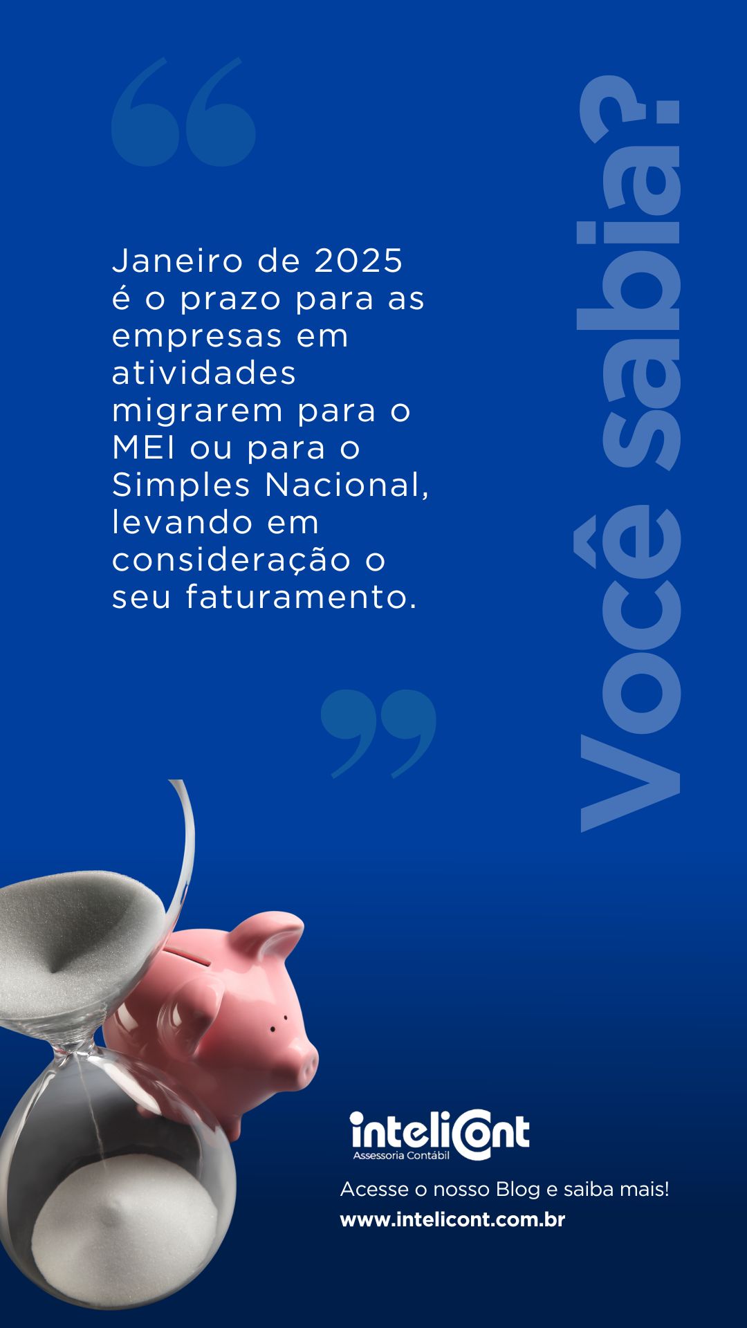 Imagem com fundo azul, mostrando uma ampulheta e um cofre em forma de porquinho ao lado de um texto informando o prazo para migração de empresas para o MEI ou Simples Nacional até janeiro de 2025.