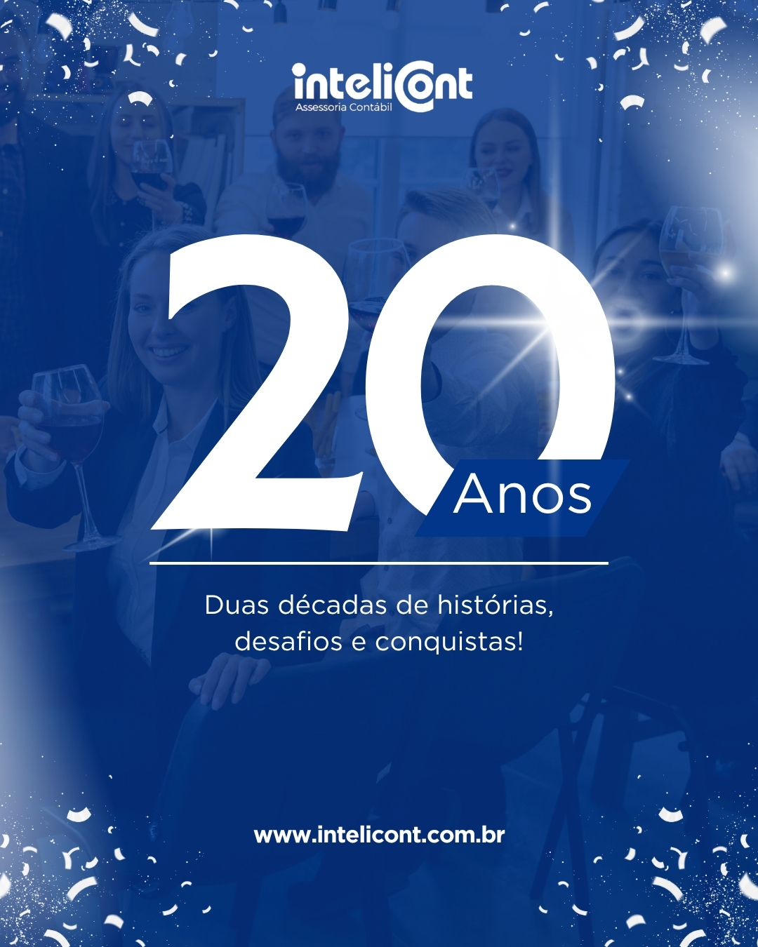 Imagem comemorativa dos 20 anos da empresa Intelicont Assessoria Contábil. Ao fundo, colaboradores brindam com taças em um ambiente de confraternização. Em destaque, o texto "20 anos — duas décadas de histórias, desafios e conquistas!". Na parte inferior, o site www.intelicont.com.br.